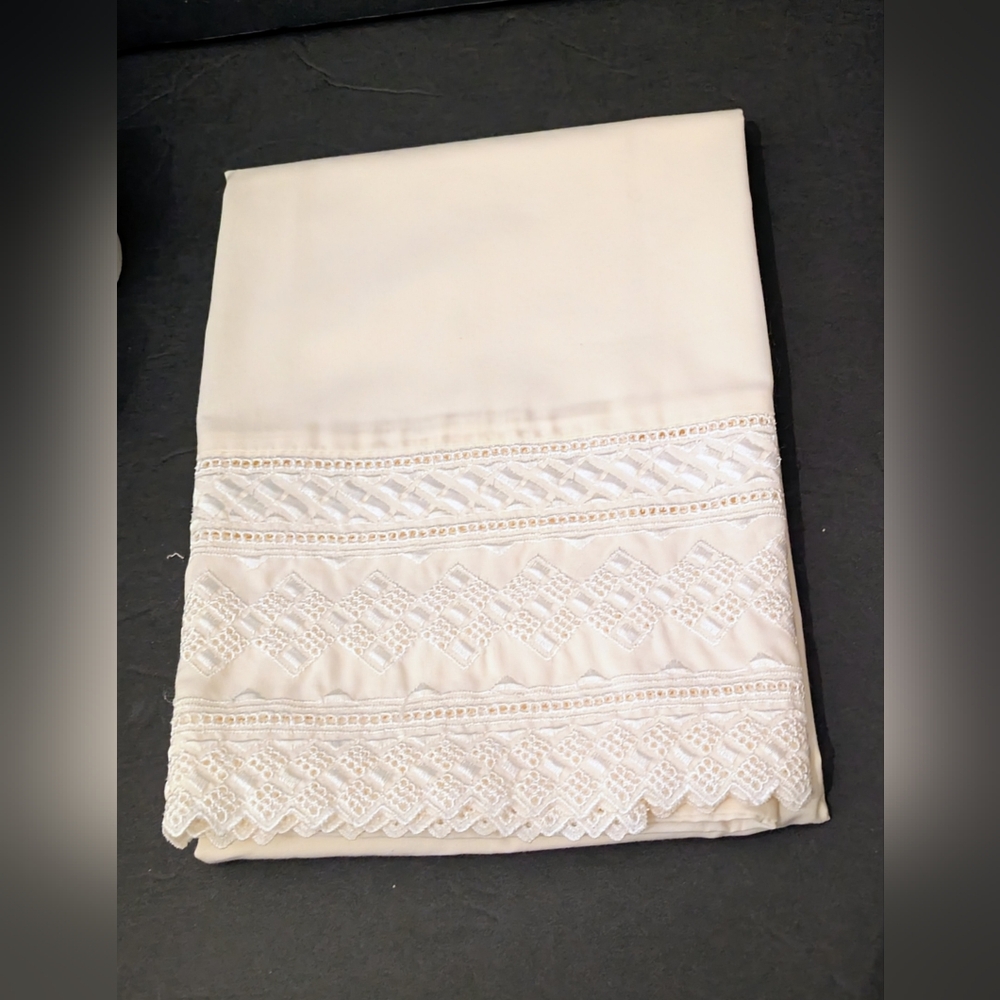 Cannon King Pillowcase Beige Cream Intricate Lace Border